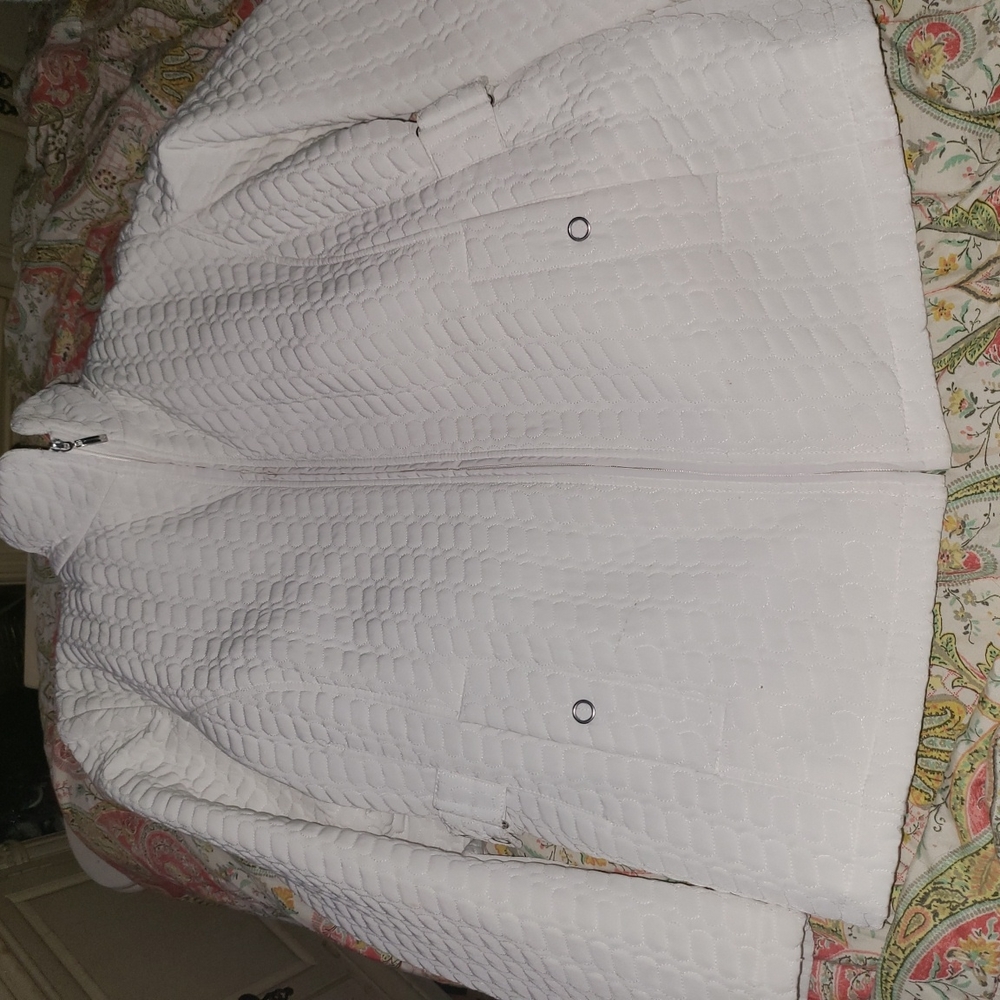 Gallery Woman Size XL White Quilted Jacket